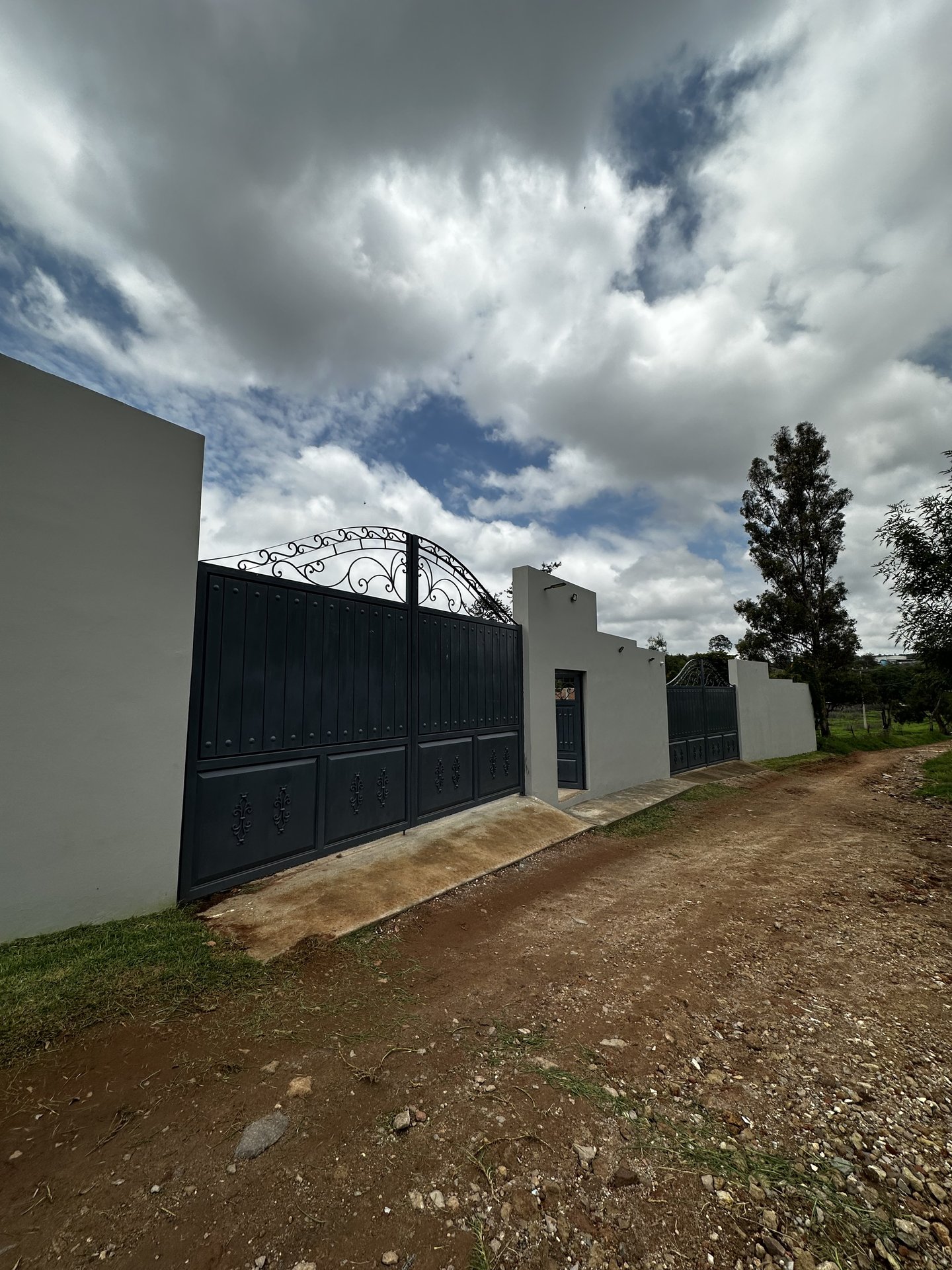 Acceso principal con portón