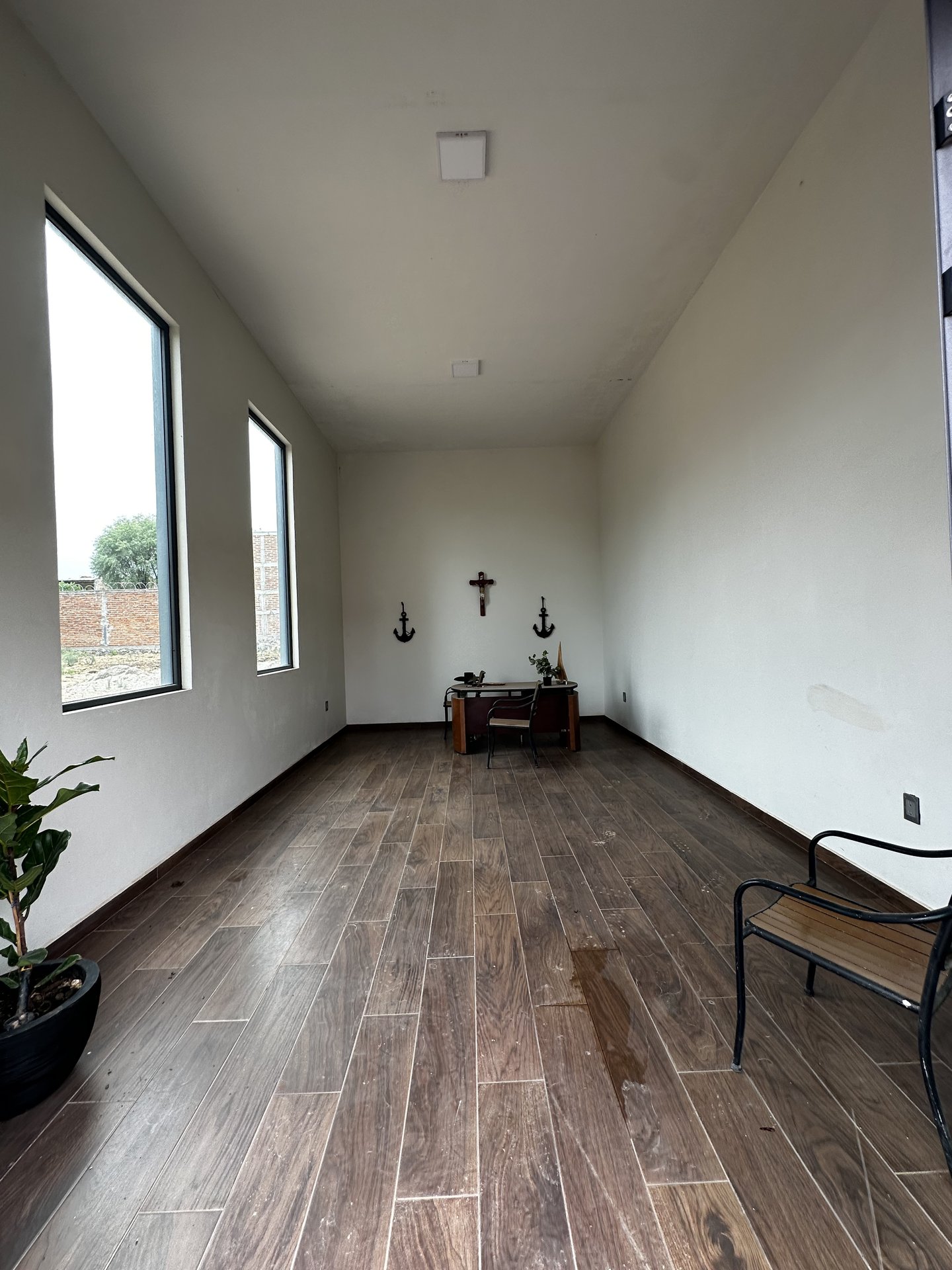Interior con piso de madera